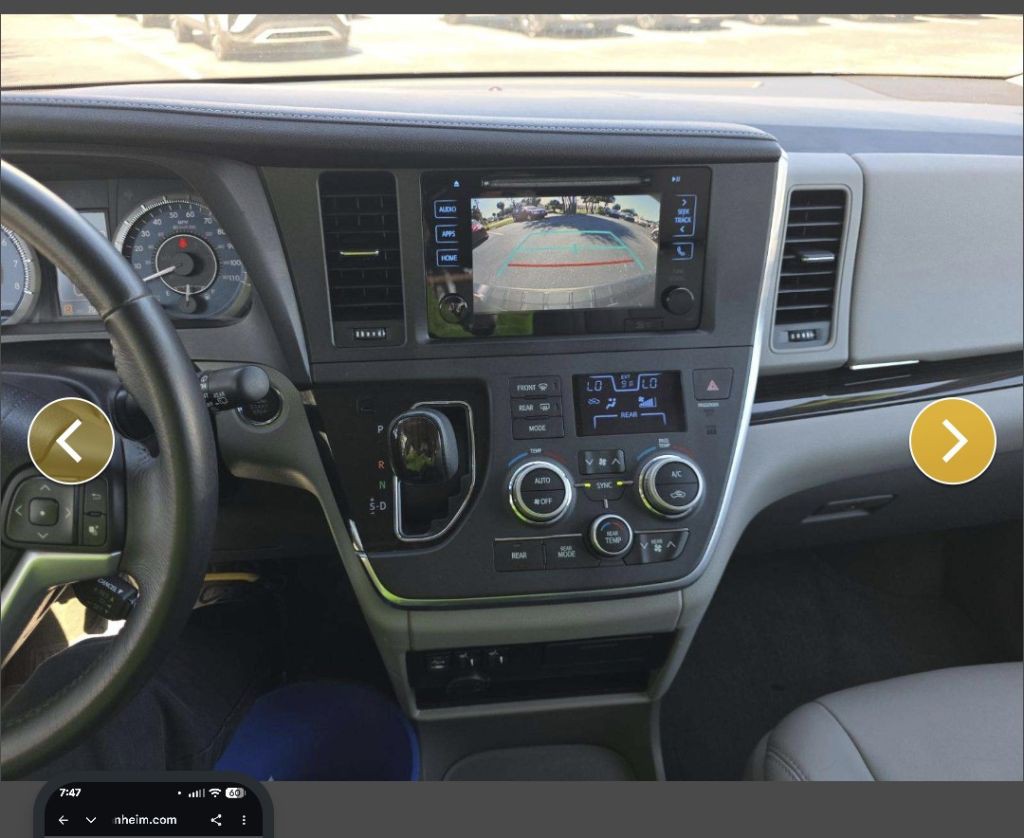 2017 Toyota Sienna Image 9