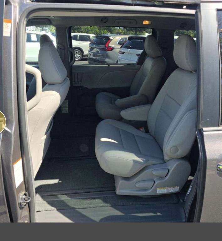 2017 Toyota Sienna Image 12