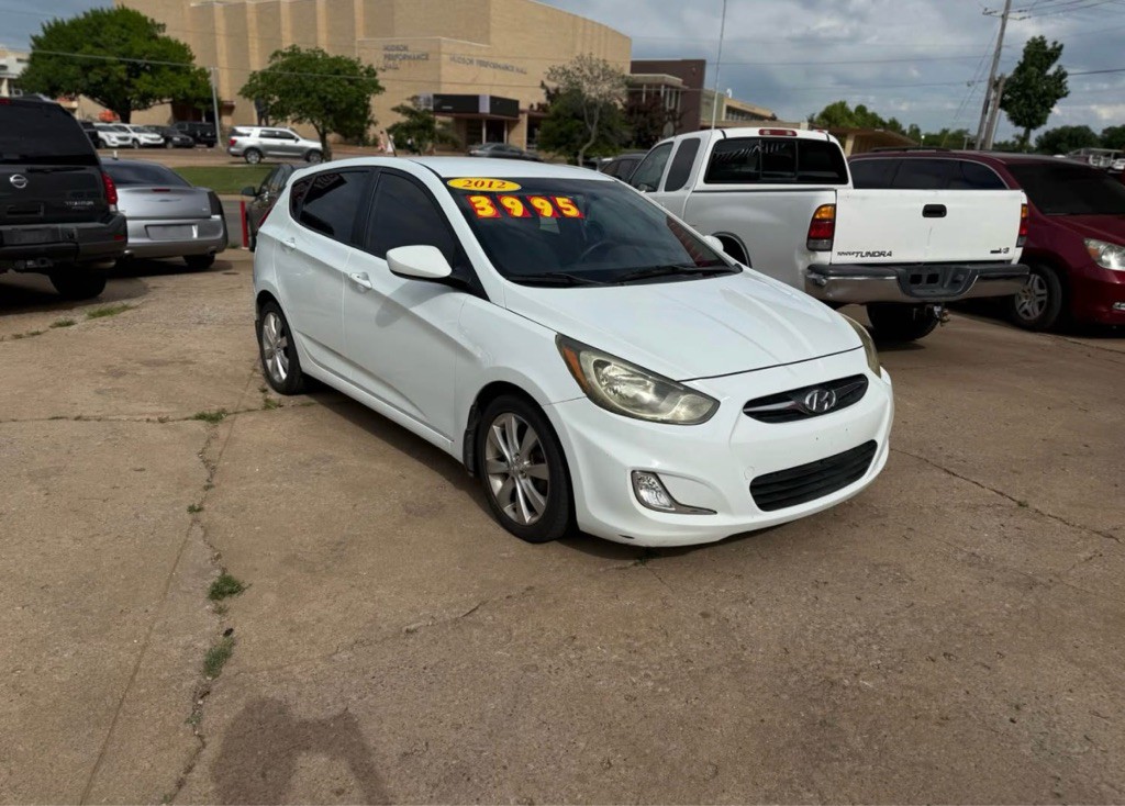 2012 Hyundai Accent Image 2