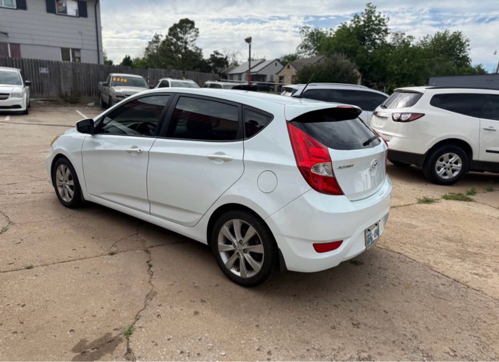 2012 Hyundai Accent Image 4