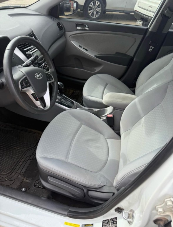 2012 Hyundai Accent Image 5