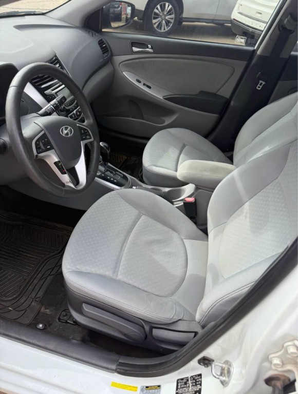 2012 Hyundai Accent Image 6