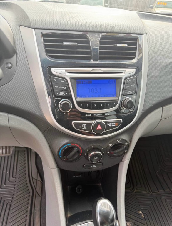 2012 Hyundai Accent Image 8