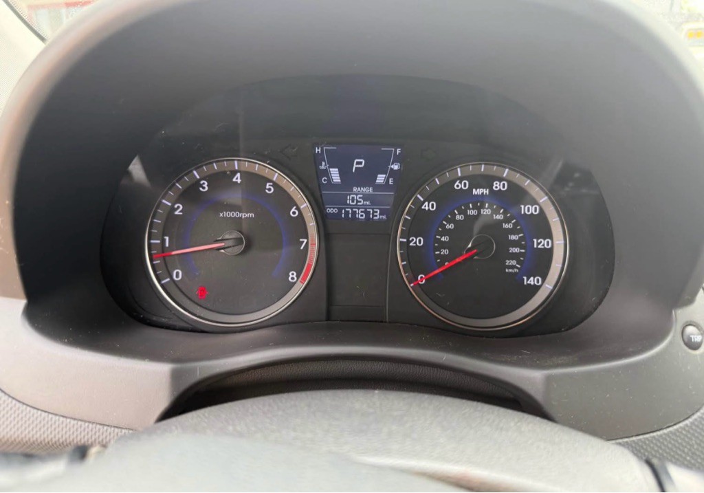 2012 Hyundai Accent Image 9