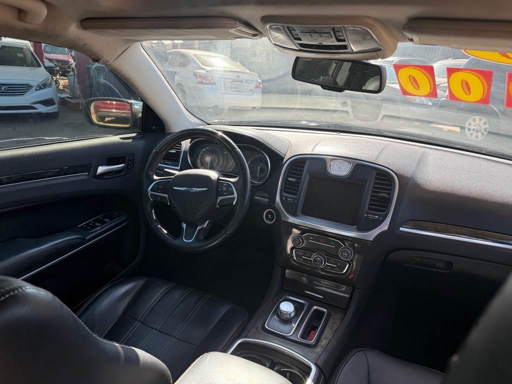 2016 Chrysler 300 Image 7