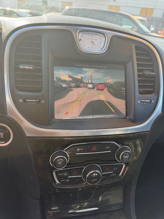 2016 Chrysler 300 Image 9