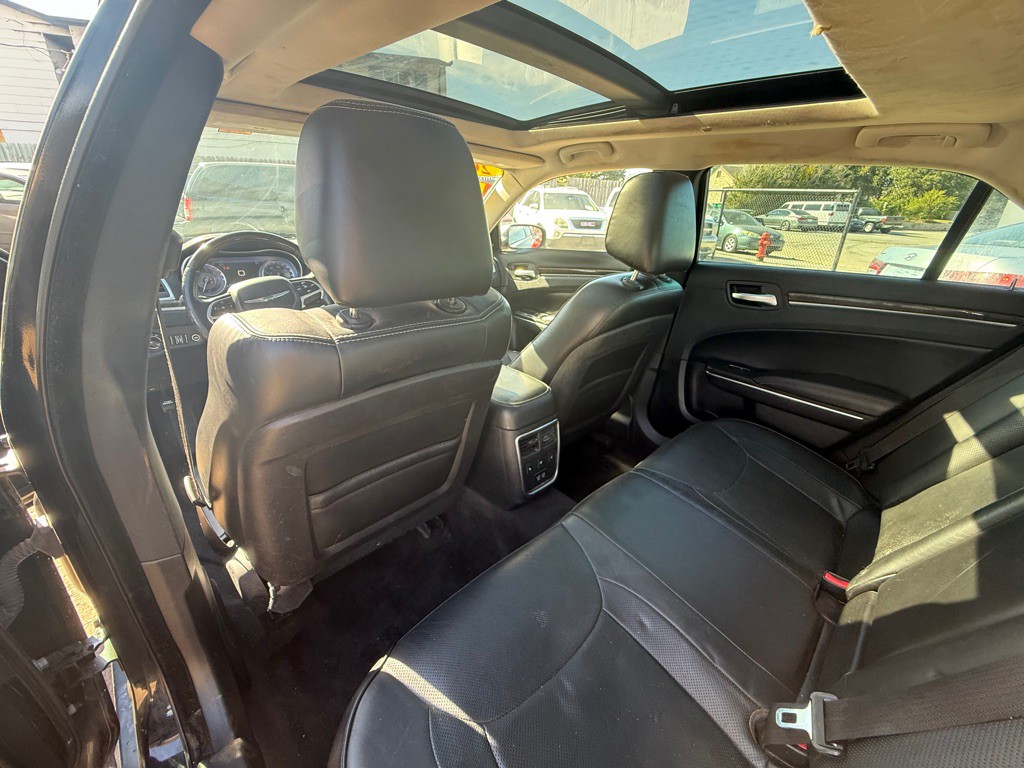 2016 Chrysler 300 Image 12