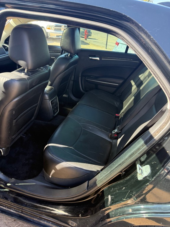 2016 Chrysler 300 Image 13