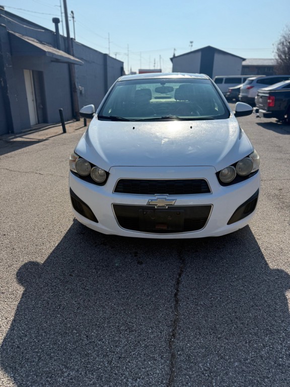 2015 Chevrolet Sonic Image 2