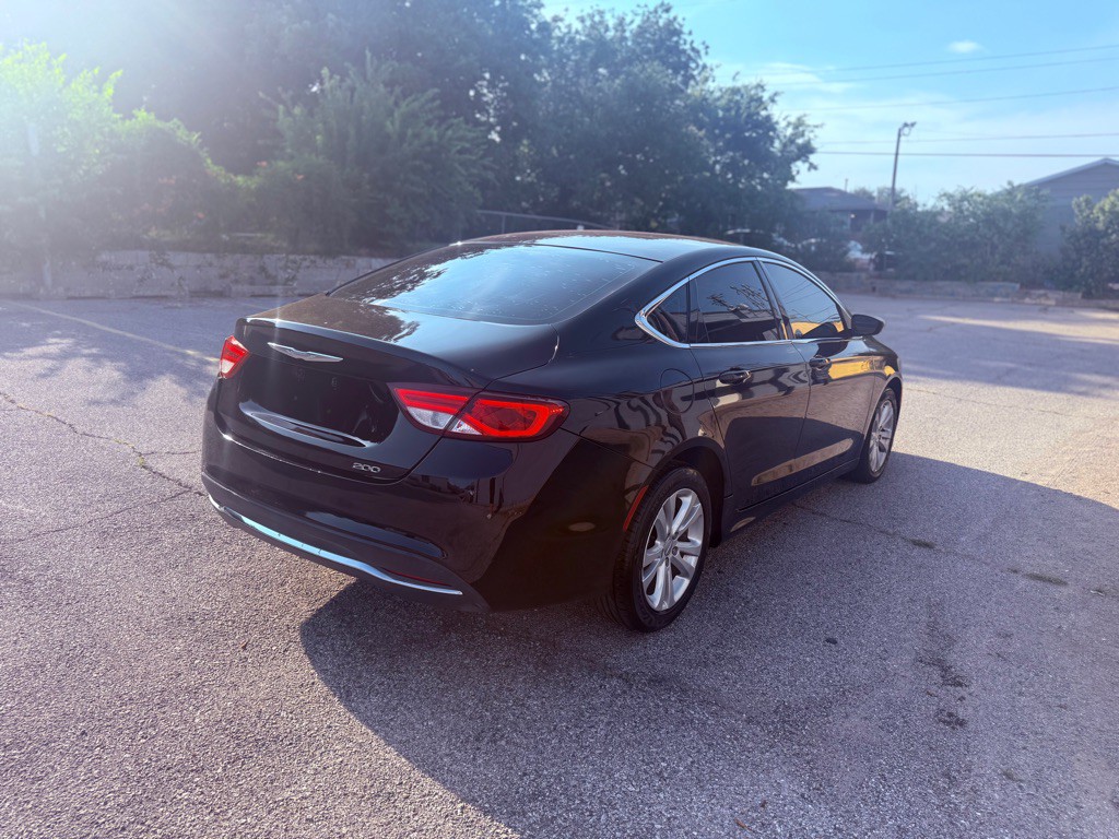 2015 Chrysler 200 Image 4