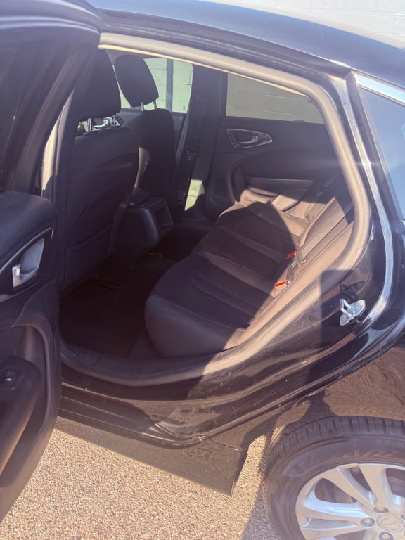 2015 Chrysler 200 Image 7