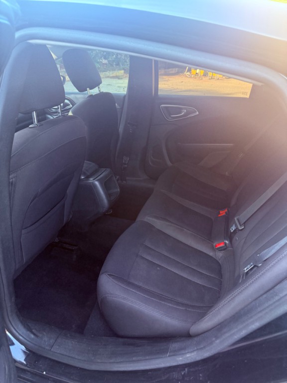 2015 Chrysler 200 Image 9