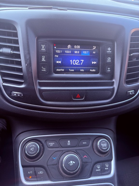 2015 Chrysler 200 Image 11