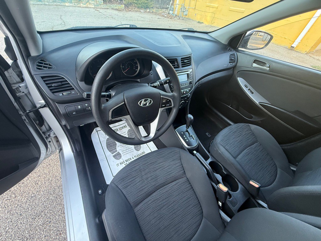 2015 Hyundai Accent Image 9