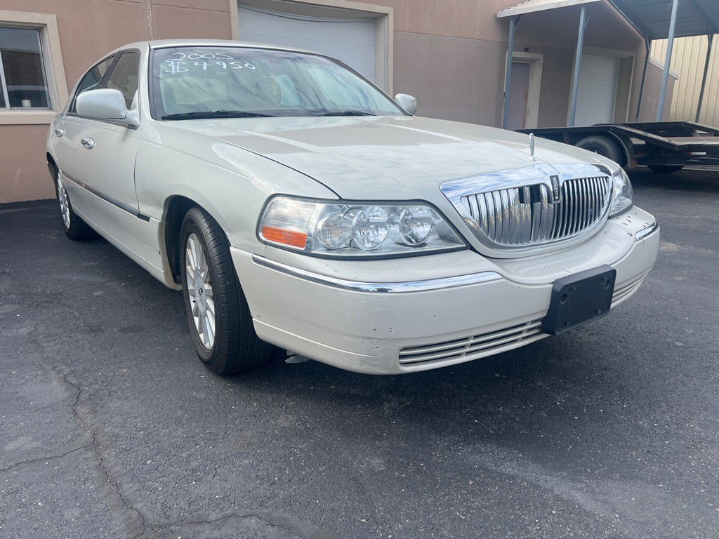 2005 Lincoln Town Car Image 1