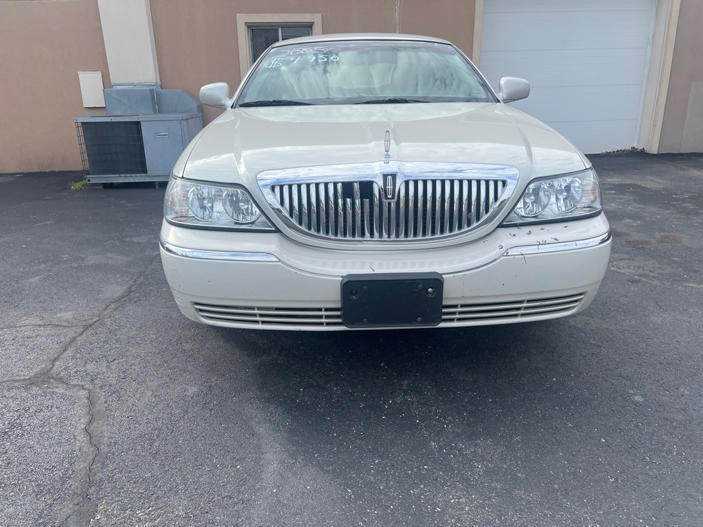 2005 Lincoln Town Car Image 2