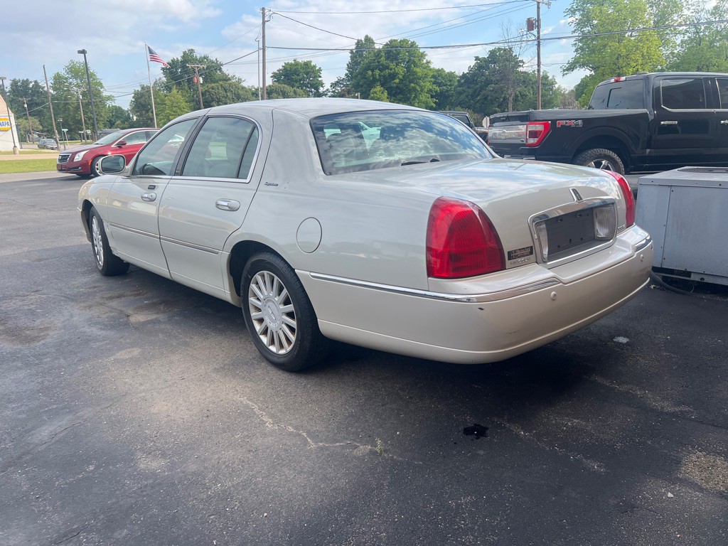 2005 Lincoln Town Car Image 4