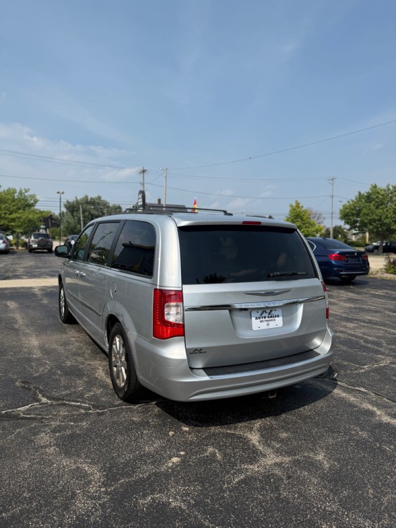 2012 Chrysler Town & Country Image 4