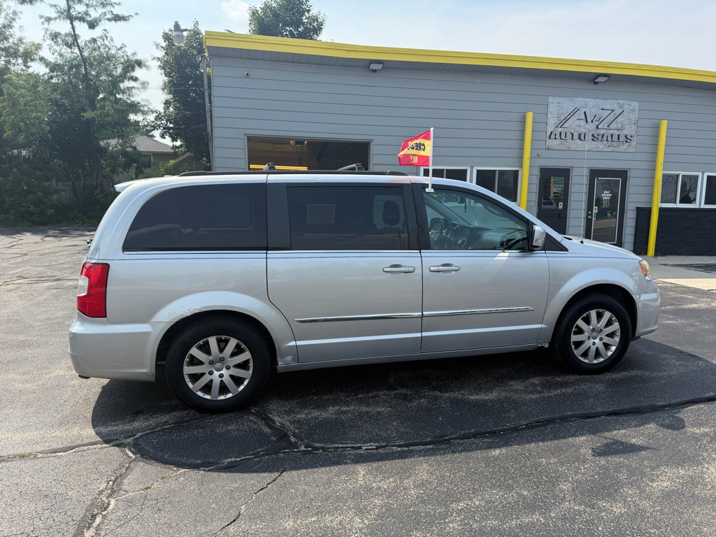 2012 Chrysler Town & Country Image 7