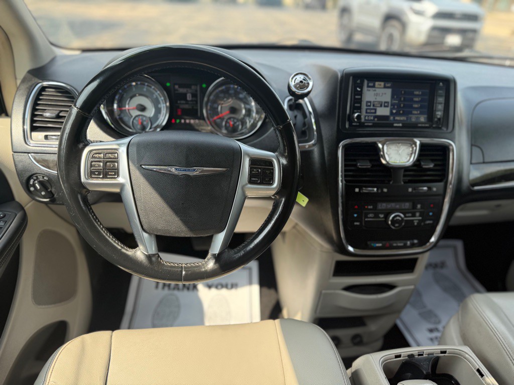 2012 Chrysler Town & Country Image 10