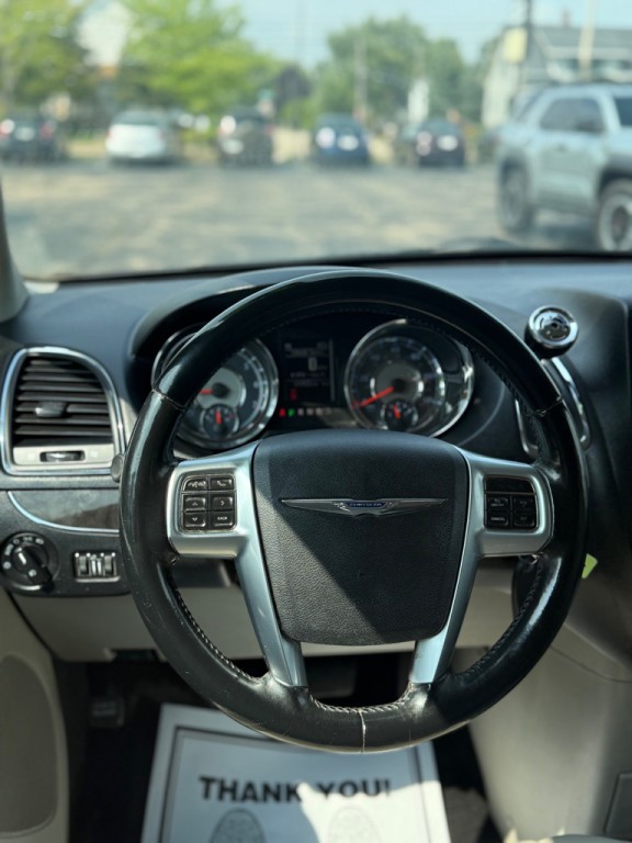 2012 Chrysler Town & Country Image 11