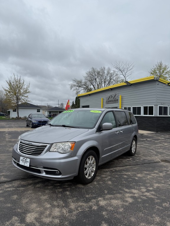 2015 Chrysler Town & Country Image 2