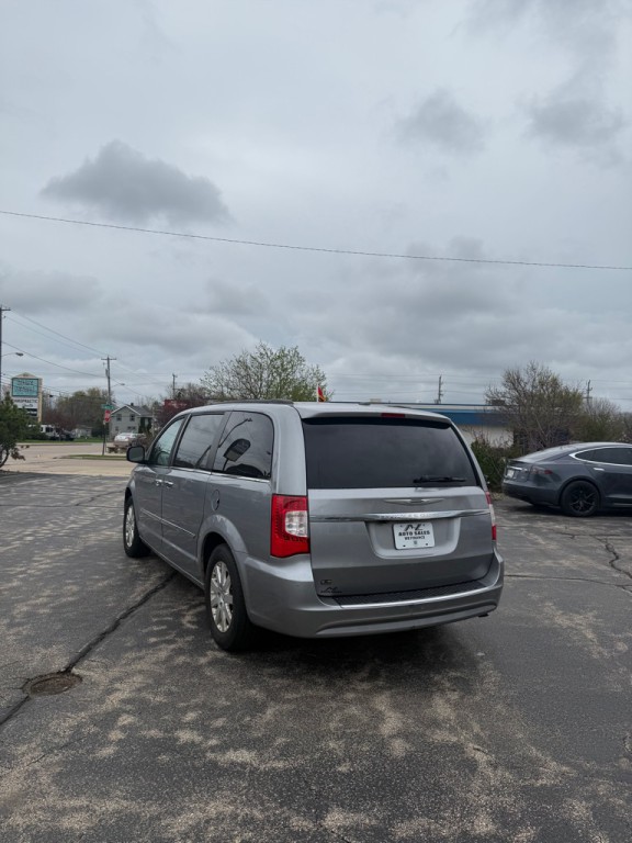 2015 Chrysler Town & Country Image 4