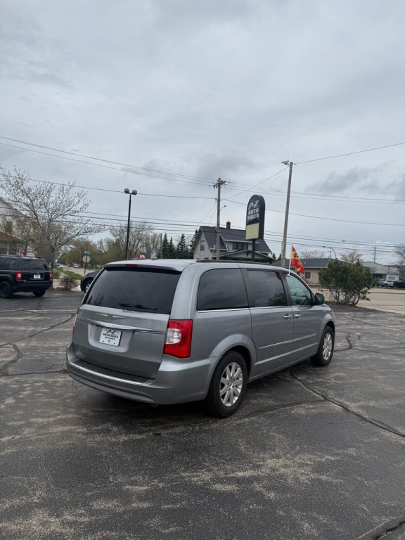 2015 Chrysler Town & Country Image 6