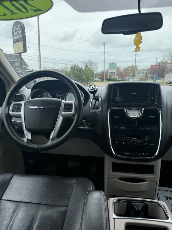 2015 Chrysler Town & Country Image 10