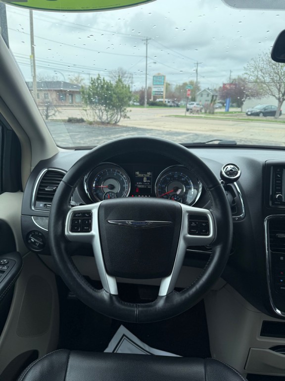 2015 Chrysler Town & Country Image 11