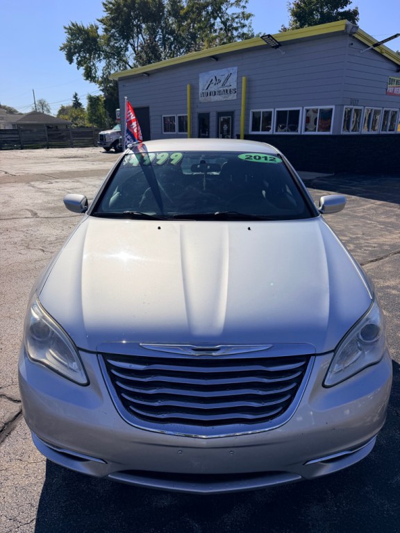 2012 Chrysler 200 Image 2