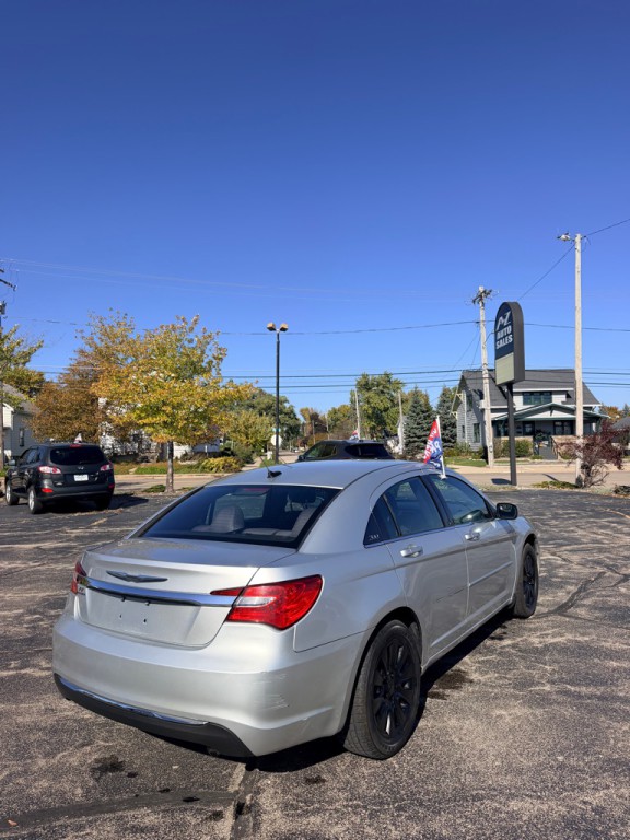 2012 Chrysler 200 Image 4