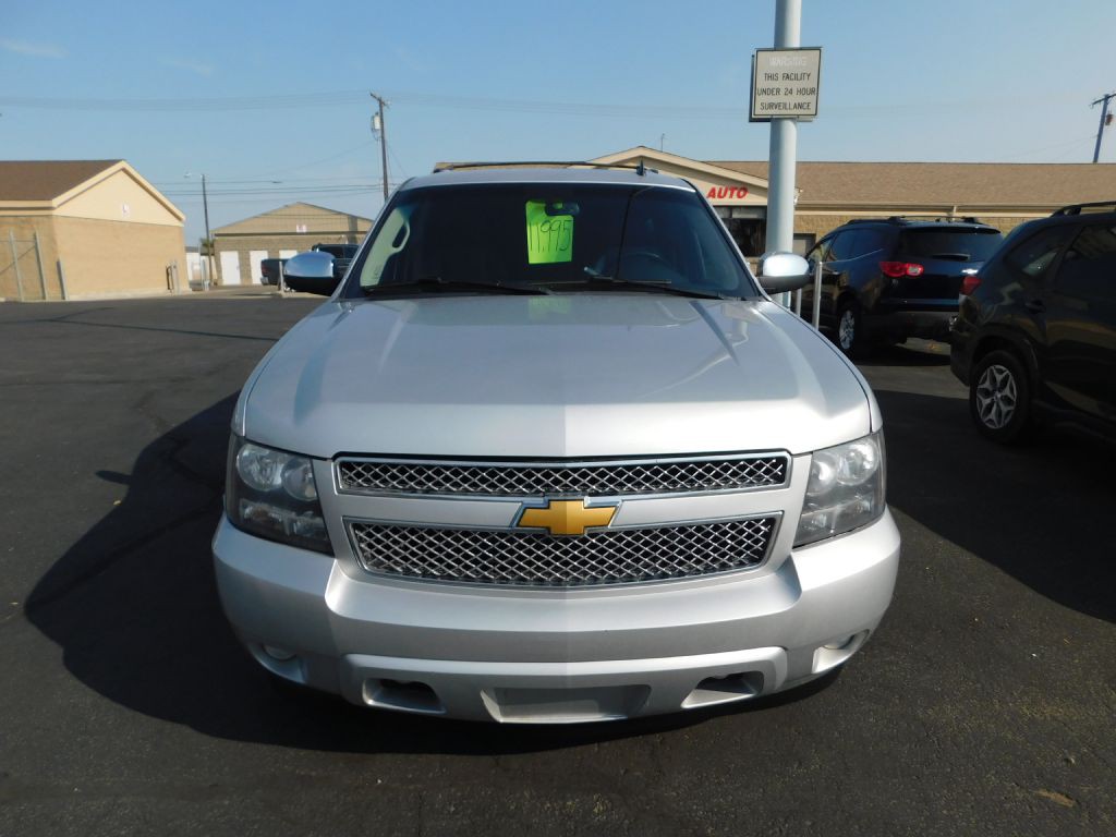 2014 Chevrolet Suburban Image 2