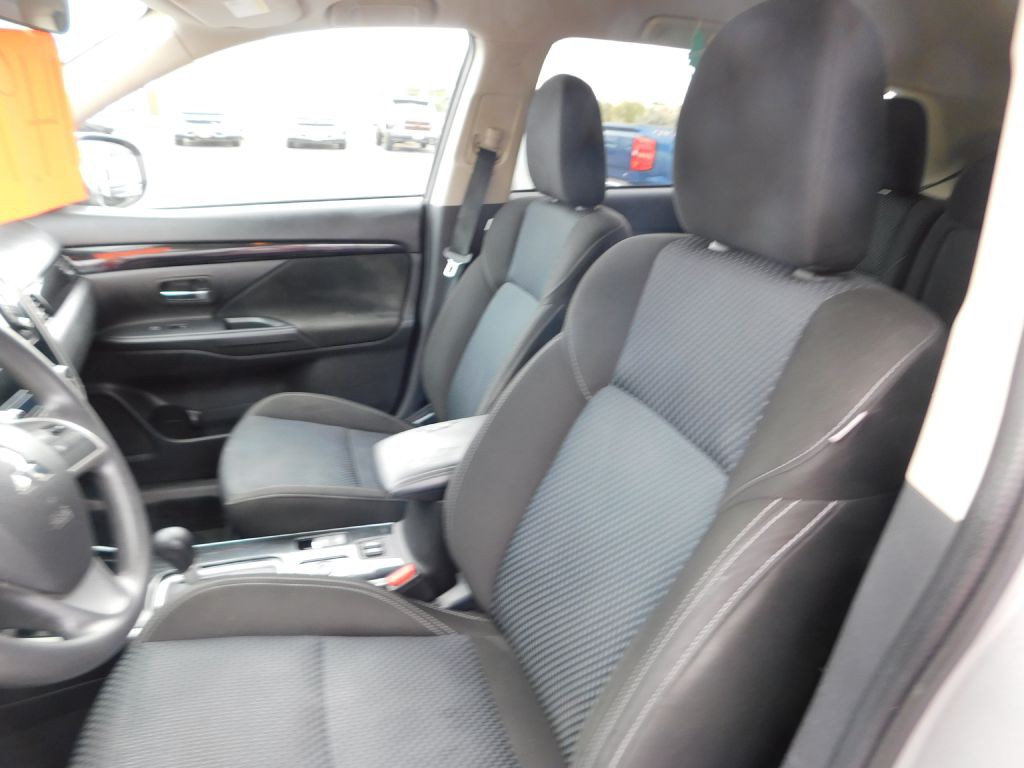 2020 Mitsubishi Outlander Image 6