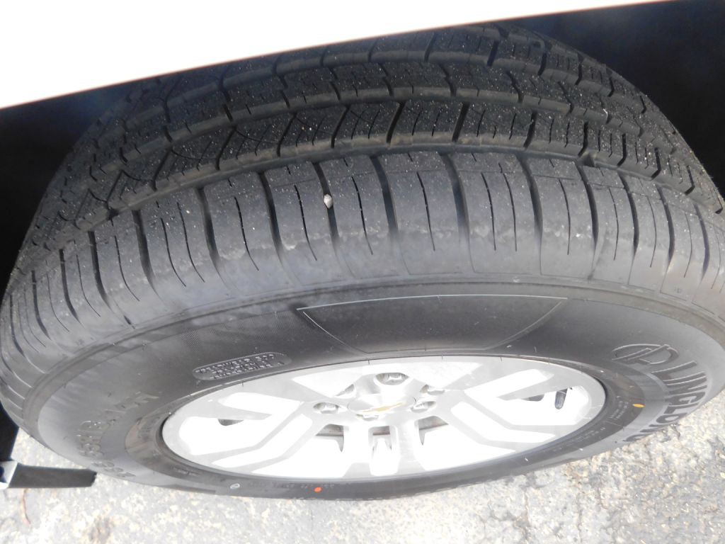 2015 Chevrolet Suburban Image 3