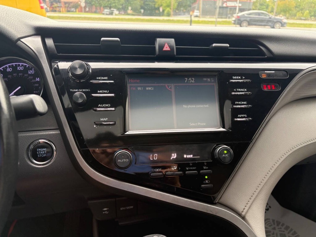 2019 Toyota Camry Image 11