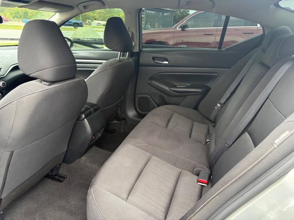 2022 Nissan Altima Image 9
