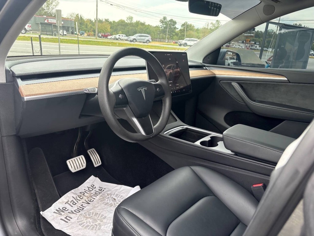 2024 Tesla Model Y Image 7