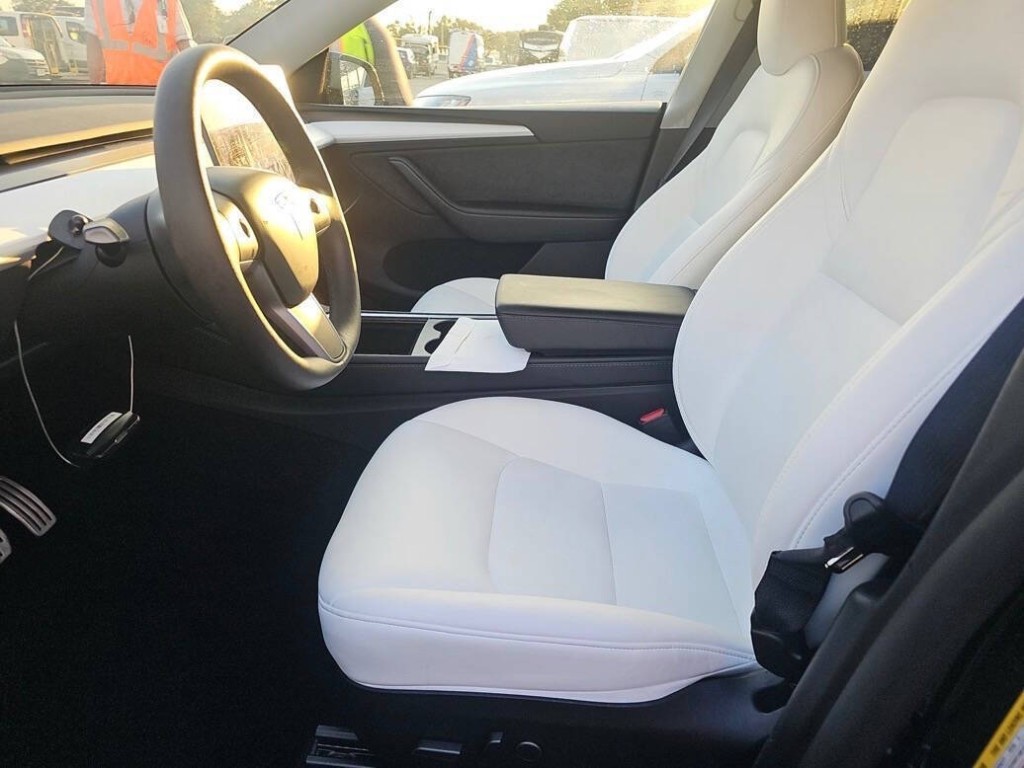 2025 Tesla Model Y Image 6