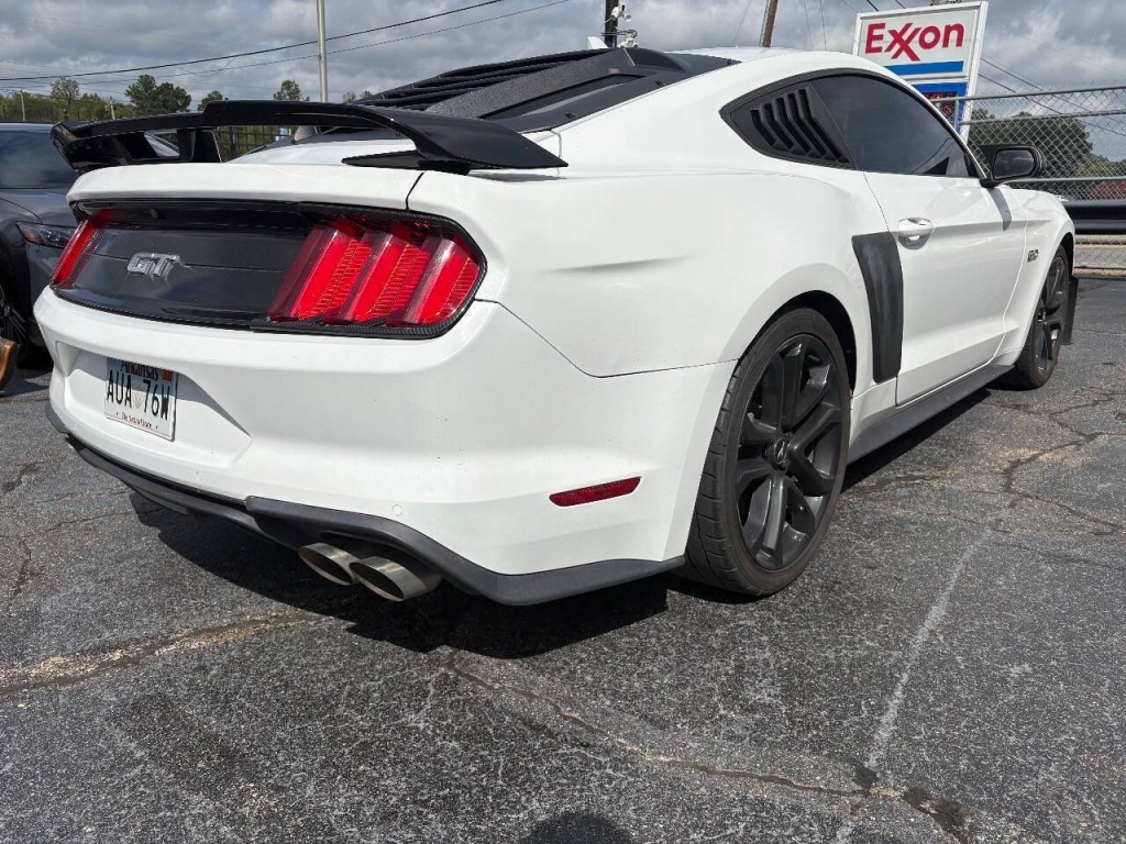 2022 Ford Mustang Image 2