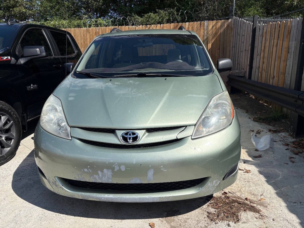 2009 Toyota Sienna Image 2