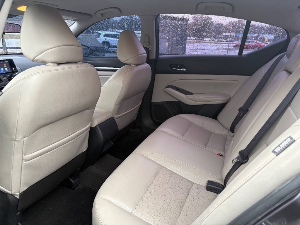 2022 Nissan Altima Image 9