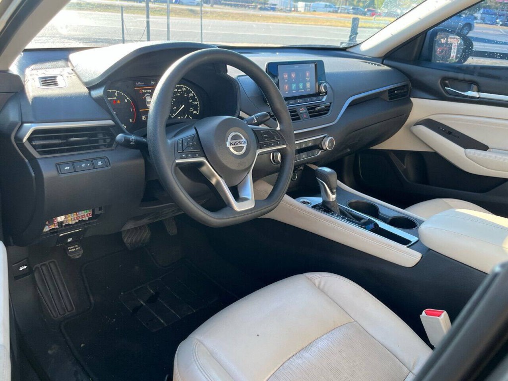 2022 Nissan Altima Image 9