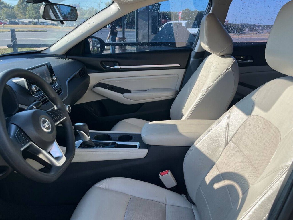 2022 Nissan Altima Image 10
