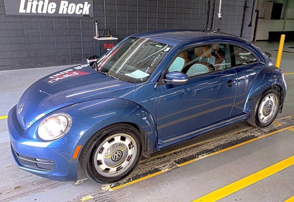 2016 Volkswagen Beetle Image 2