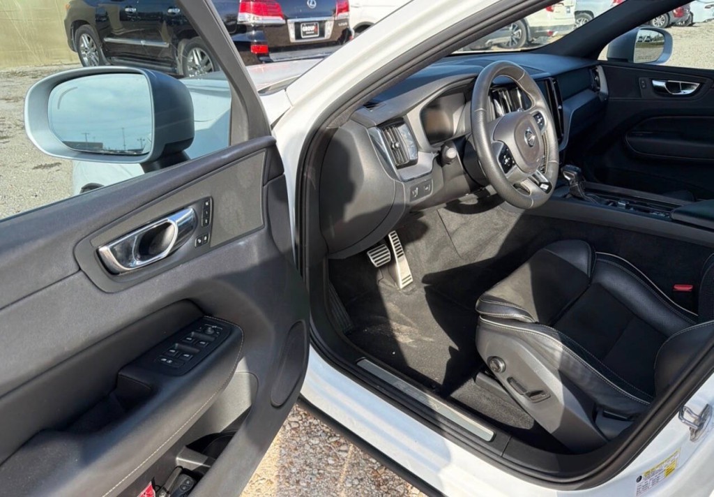 2018 Volvo XC60 Image 6