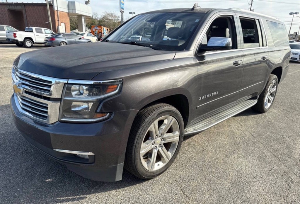 2017 Chevrolet Suburban Image 2