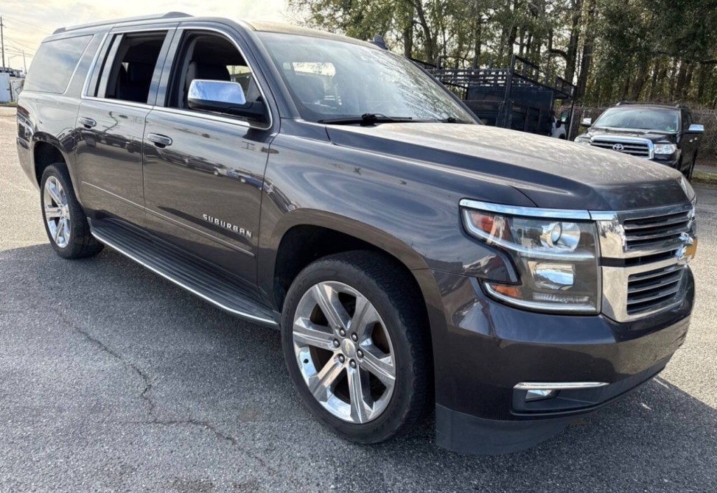 2017 Chevrolet Suburban Image 3