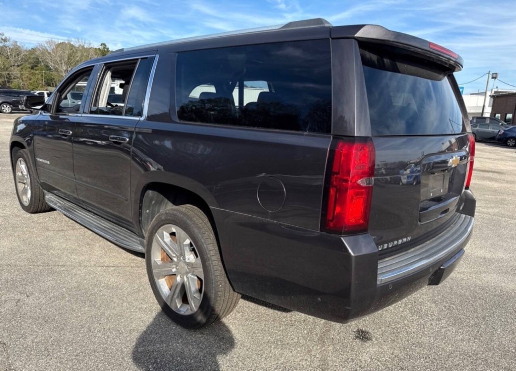 2017 Chevrolet Suburban Image 5