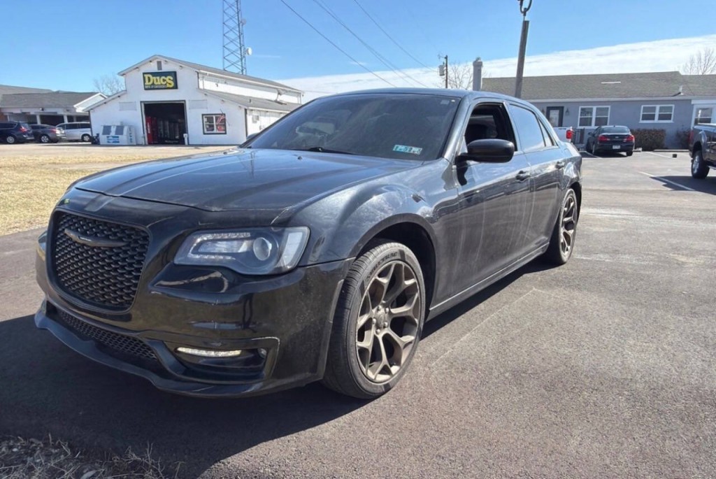 2017 Chrysler 300 Image 2